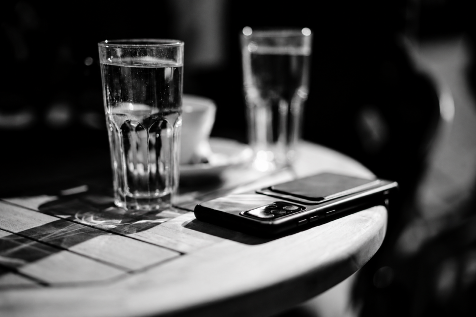 Kaffeetisch im dramatischen Licht